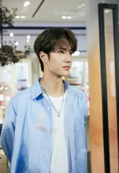 王一博新款四六分发型超有型,黑金夹克配香奈儿腕表,高雅又时尚