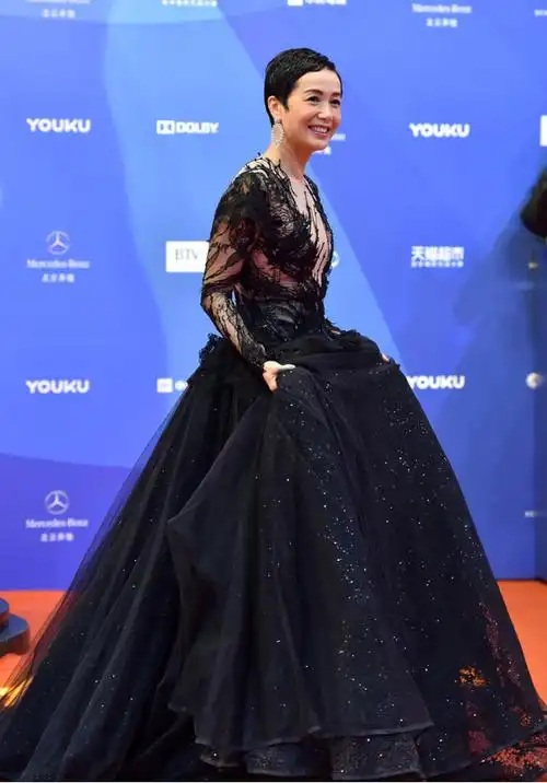 "蒋雯丽"真放飞自我了,身穿黑色蕾丝晚礼服亮相,越高调越惊艳