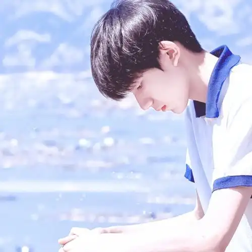 云朵偷喝了我放在屋顶的酒 于是它脸红变成了晚霞