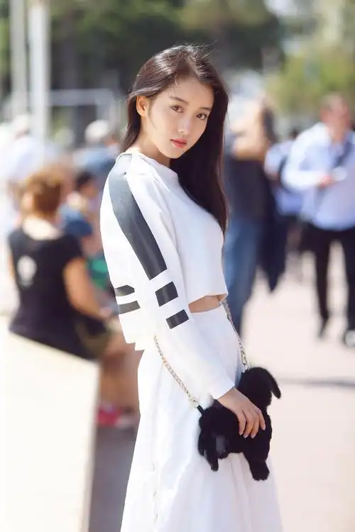 组图:姜贞羽戛纳玩转街拍 元气少女白裙露脐_高清图集_新浪网