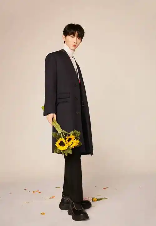 马嘉祺tmea红毯造型图 黑色大衣,白色高领毛衣……_时代_家族_马嘉祺