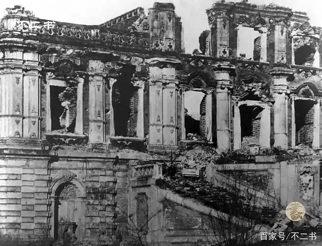 老照片:遭受抢掠焚毁后的圆明园,残垣断壁见证列强的野蛮