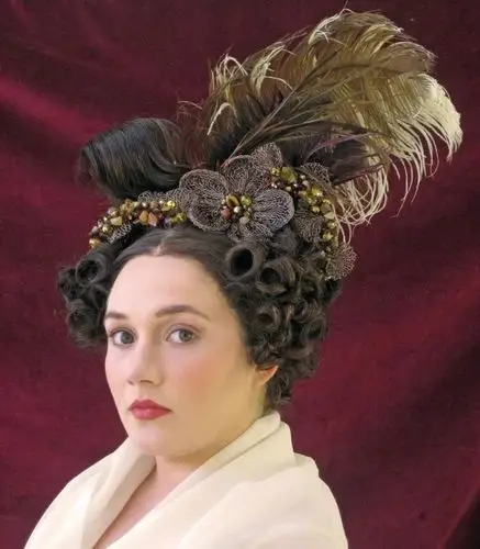 服装# 历史爱好者复原的浪漫主义时期发型,精巧盘绕的发髻,上面有