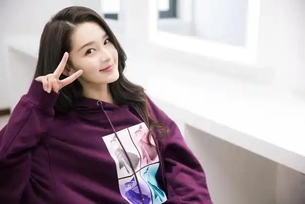 吴亦凡为李沁亲身搭配大胆配色着实惊人网友看不懂