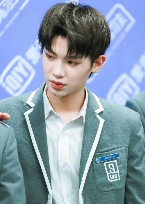 范丞丞染红发惊艳众人皇权富贵再发糖