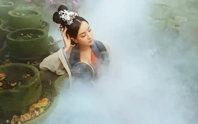 妖娆古装美女竹林迷雾诱人写真