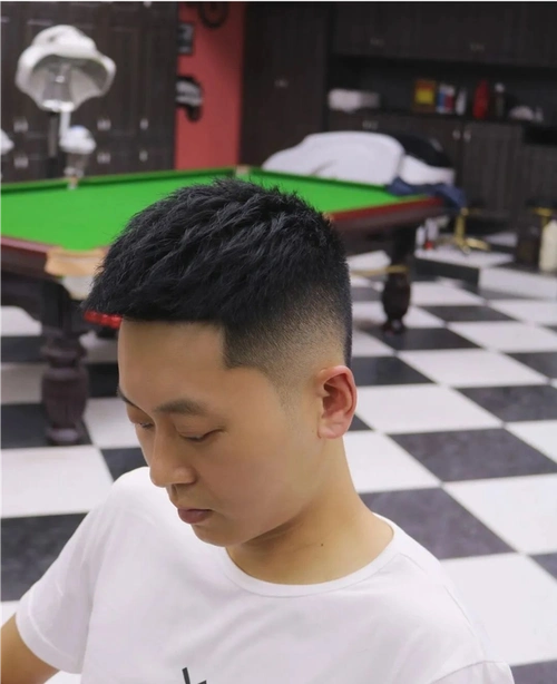 两侧铲短pk男士碎发,你更喜欢哪一种,请说出喜欢他们得优点