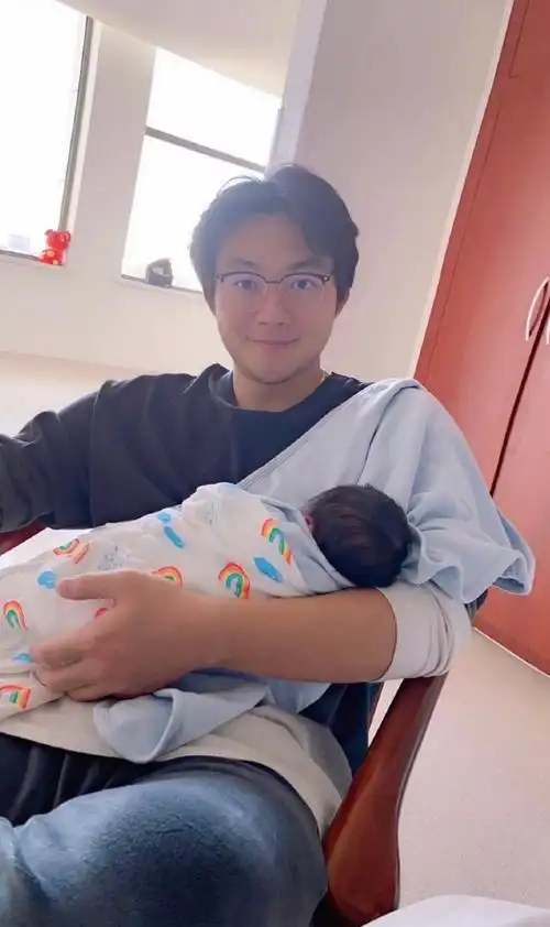 1/66月19日,马丽在社交平台分享老公许文赫的带娃日常照,为老公送父亲