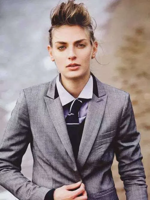 既然pompadour的起源来自于庞巴度夫人前段高耸突起的发型,那么这样的