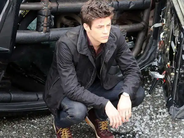 闪电侠艾伦经常穿的这件黑色外套叫什么,淘宝上有卖的或者类似款吗?