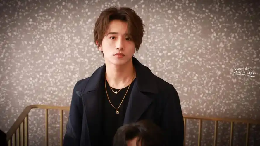 伯远成都站台活动饭拍中分卷毛贵气的伯远劳斯