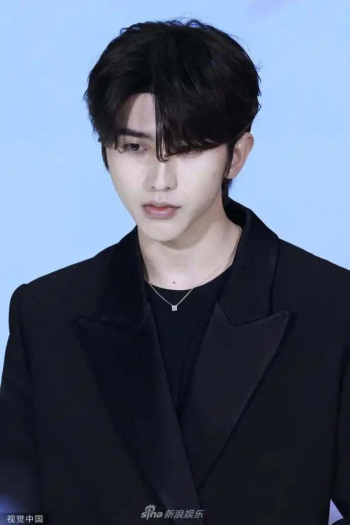 组图:蔡徐坤出席活动 穿黑西装搭中分发型帅气有型