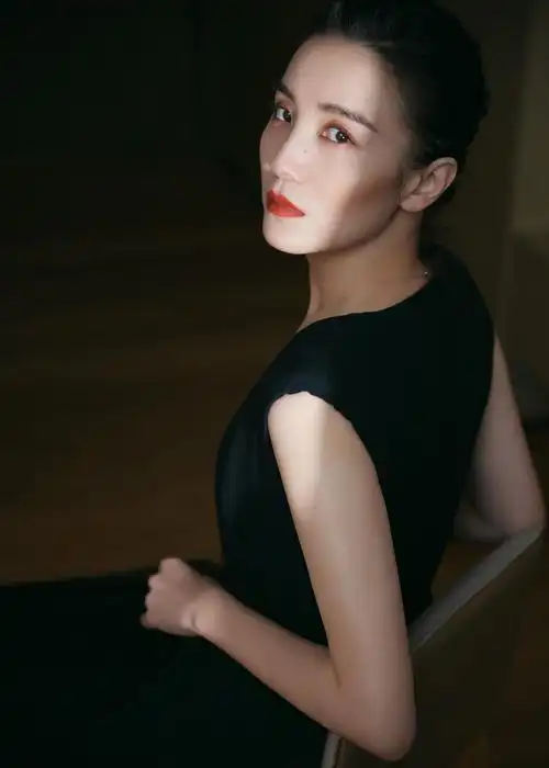 宋佳出席2019腾讯娱乐白皮书盛典获年度电影品质演员荣誉