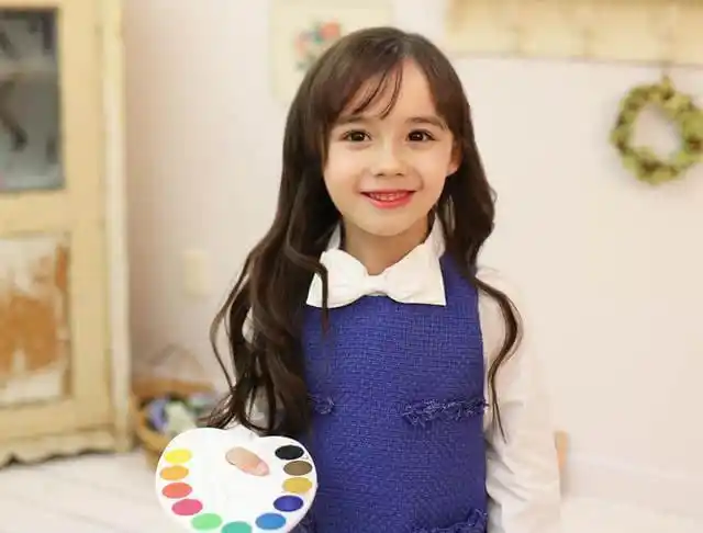 不是所有的混血儿都有让人羡慕的容貌,但其中确实有很多长得超级漂亮