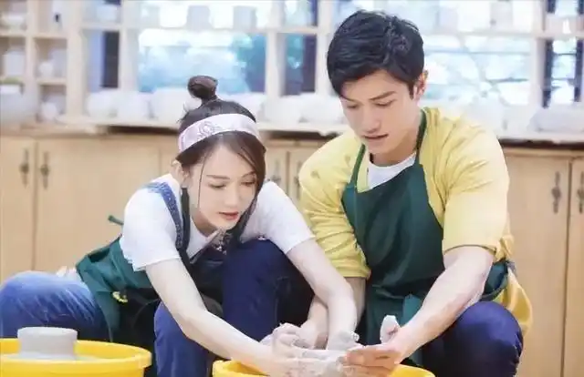 自从陈乔恩与艾伦在节目上恋爱后,民间一直有传闻说陈乔恩并不单纯,是