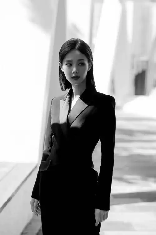 李一桐今天是gq女特工吧##李一桐墨镜西装好a