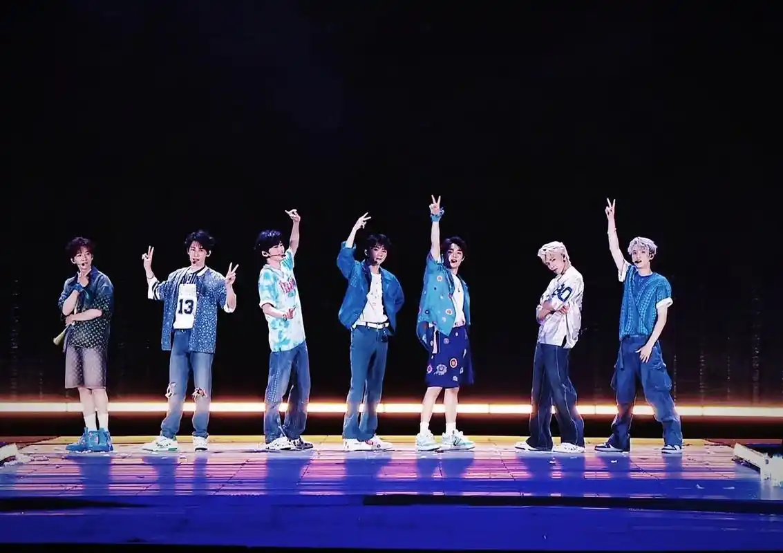 理想之途演唱会 7个崽 没办法,相比之下,我依旧喜欢他们七个整整齐齐