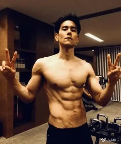 彭于晏:看我8块腹肌,郭富城:看看我的,王宝强:麻烦都让让