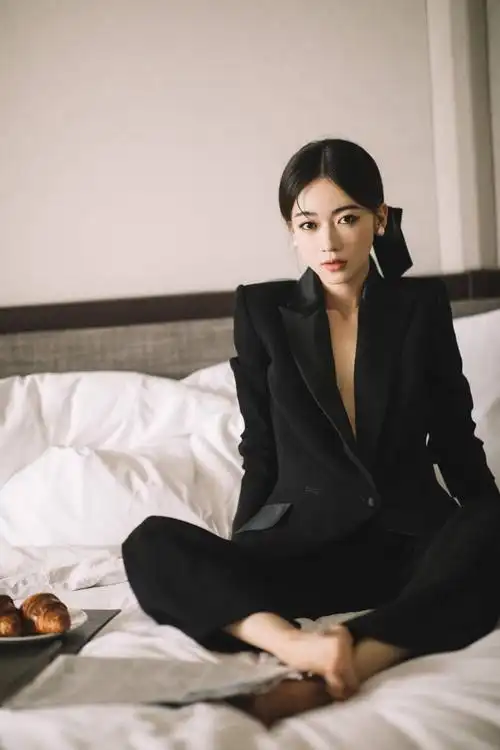 吴谨言光脚丫妆造精选