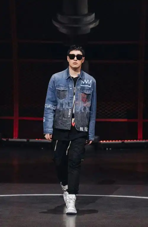 潘玮柏牛仔外套造型嘻哈风十足照着穿你也能变成潮流范