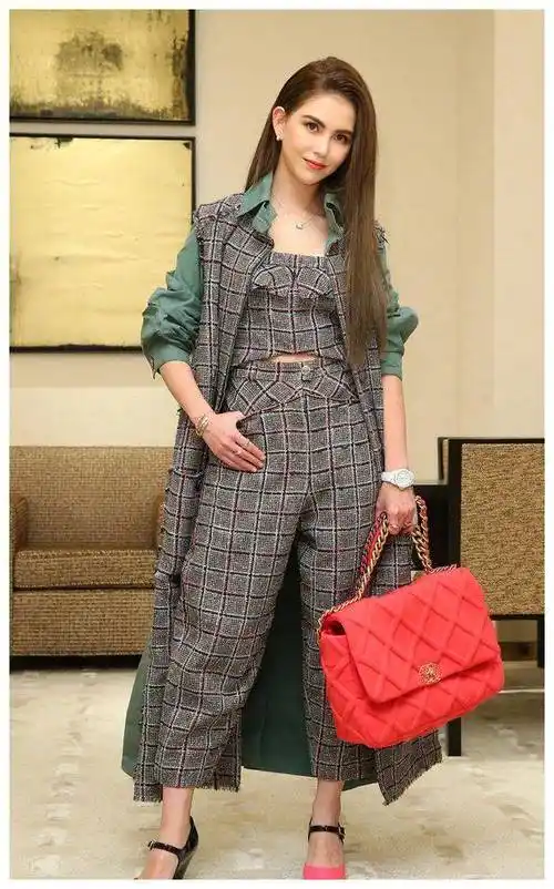 原创昆凌简直是行走的画报165身高穿出超模气场胸以下全是腿