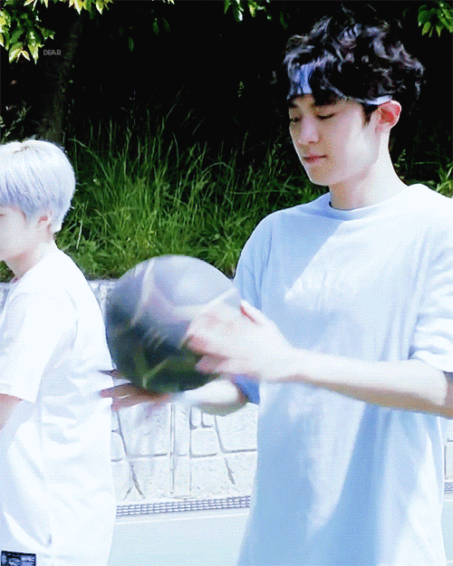 龙山高中篮球场(进来当啦啦队了)