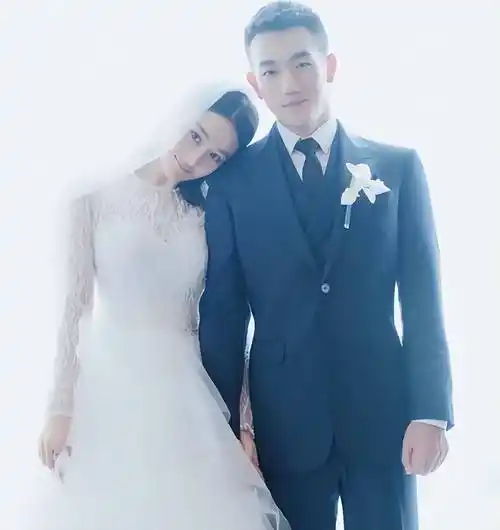 牵手照被赞郎才女貌,网友:磕到了_何洁_张茵_西装