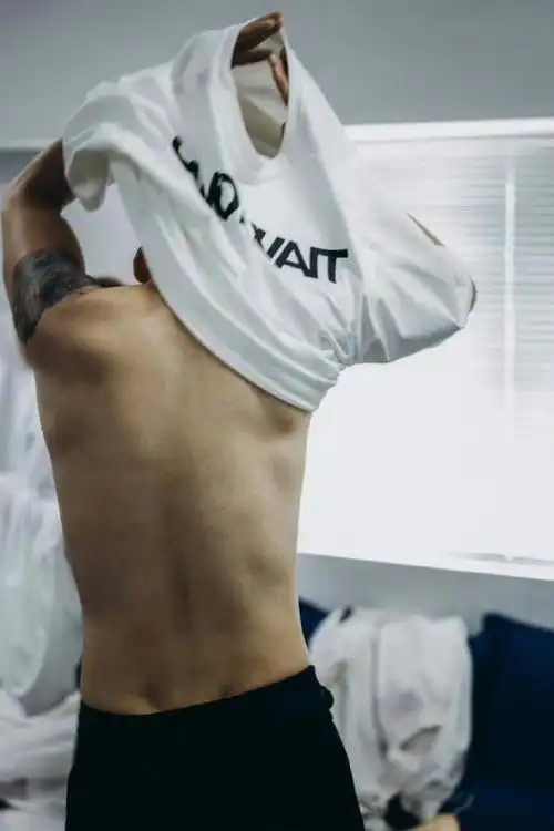 陈伟霆腰窝#@william威廉陈伟霆微博晒出健身照,穿衣显瘦脱衣还肌忖