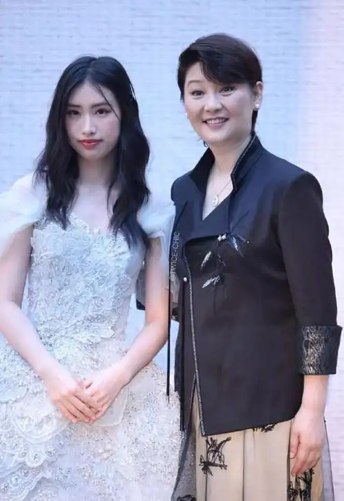 徐朵与妈妈悦动红毯鞠婧祎合影