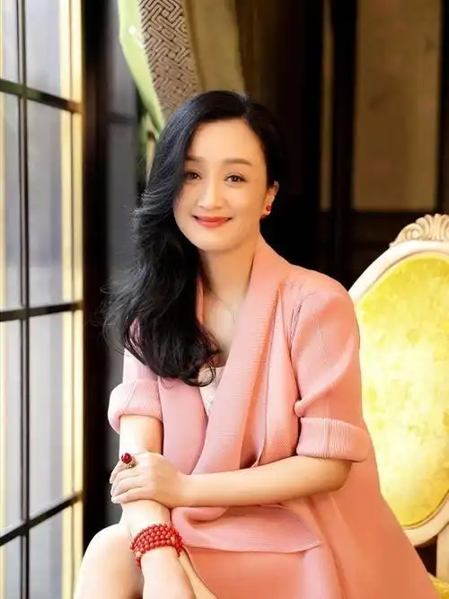 要不然,她怎么可能买得起上海那么贵的别墅,价格都上千万了.