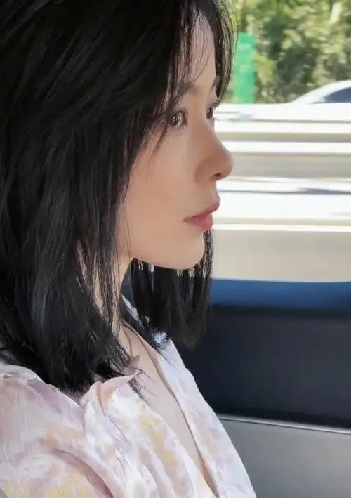 陈卓璇高马尾半披发对镜自拍#自拍福利来了,每一张都好亲切,素颜滋