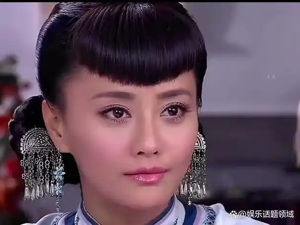 翻看昔日马雅舒主演的古装剧《大丫鬟》,她在里头饰演的采青妆造很像