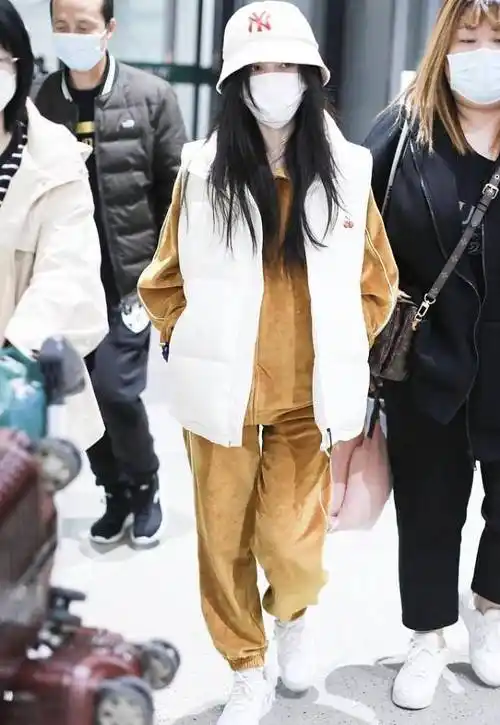 原创入冬了少不了丝绒服装跟着鞠婧祎学丝绒穿搭复古又高贵