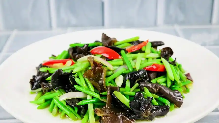 蒜苔炒木耳这样做才好吃,蒜苔入味木耳滑嫩,这个小技巧一点就会