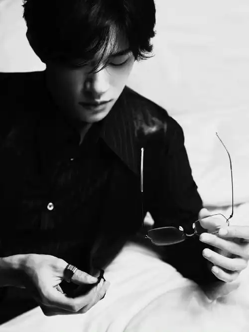 易烊千玺月末碎片#  工作室放饭啦～黑色马甲77眼镜77半躺着98