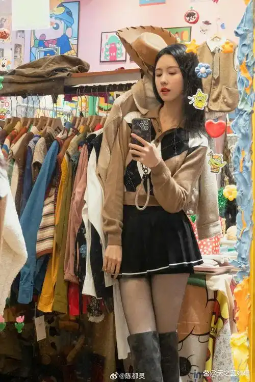 陈都灵的生活随拍,咖色格纹针织衫与黑色短裙的时尚碰撞!