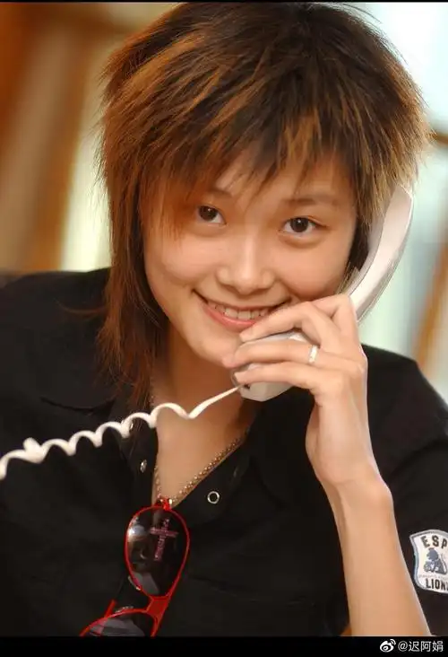 图一是2005年6月26日第二届超级女声决赛前在成都商报接听读者热线