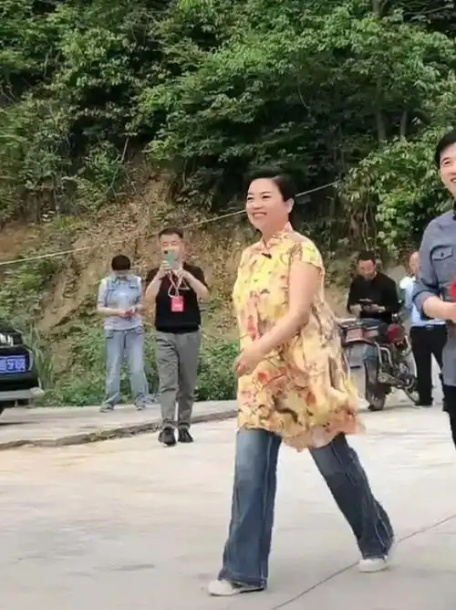 张也回村被拍脸盘子大水桶身材一股姨味反倒真实接地气