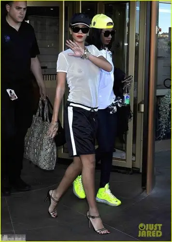 蕾哈娜着透视装外出