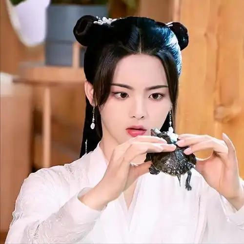 其次就是服装造型问题,杨超越在里面饰演的女主一开始的身份仅仅是个