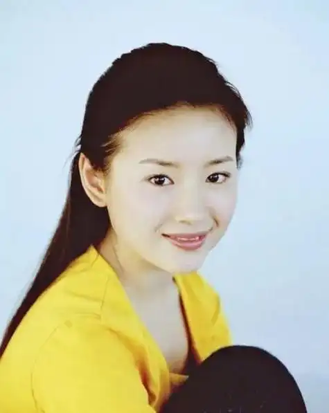 "毒蘑菇"董洁:婚内出轨还恶人先告状,如今用儿子拿捏潘粤明