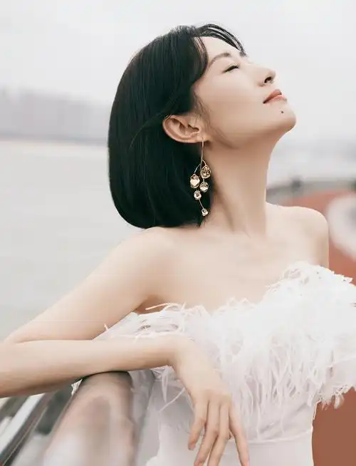 刘敏涛最新大片曝光 身穿羽毛抹胸尽显温柔气质