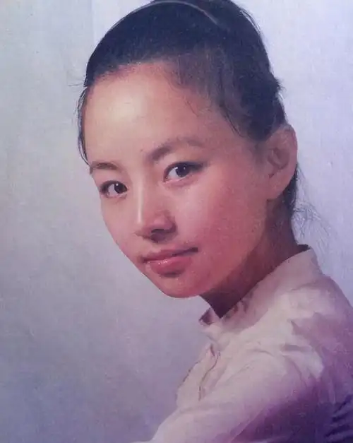 不要看如今的宋丹丹不修边幅,当年的她,漂亮连到倪萍都被比下去