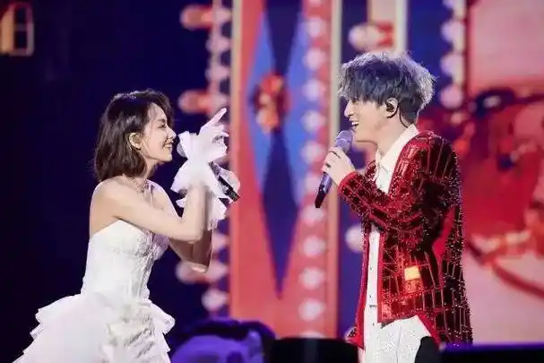 赵露思碰瓷刘亦菲?赵丽颖陈晓谈过?白鹿罗云熙三搭?_网友_关系