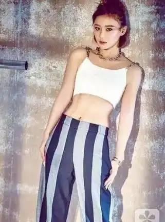 然而,去年年底袁姗姗又胖回去了……不知道马甲线还在不在……唐嫣露