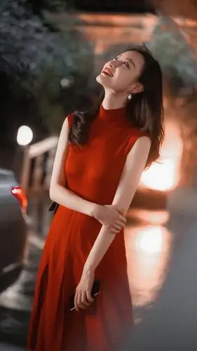 倪妮红裙穿搭,热情复古,大气又优雅