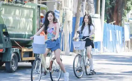 同穿短裤骑车,吴宣仪美腿很瞩目,却被穿中筒袜的杨超越"秒杀"