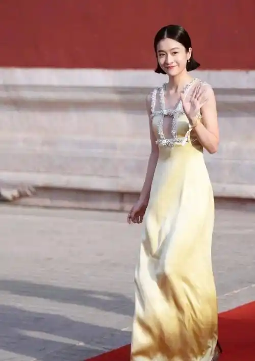 关晓彤撞上张雪迎同穿镂空裙走红毯风格差距却这么大