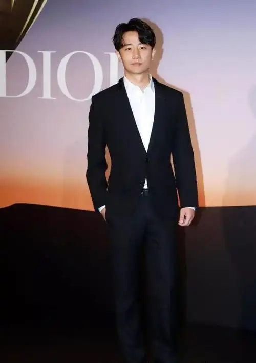 换发型等于换头?黄轩剪完头发这变化也太大了吧!