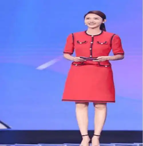 央视女主持大比美,31岁龙洋下腰秀迷人曲线,胡蝶扎高马秀甜美
